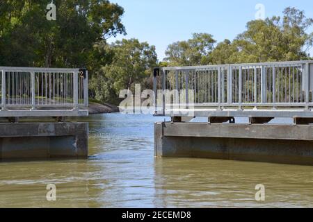 Hydraulische mechanische Tore bei Lock 11 am Murray River In der Nähe der Öffnung von Mildura, damit ein Boot stromaufwärts fahren kann Oder nachgeschaltet Stockfoto