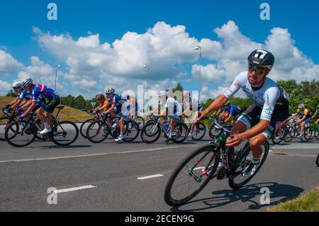 Vordingborg Dänemark - Juni 26. 2016: Dänische Meisterschaft im Rennrad-Rennen, Fahrer passieren einen Kreisverkehr in hoher Geschwindigkeit Stockfoto