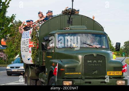 Vordingborg Dänemark - Juni 23. 2016: Dänische Studenten feiern ihren Abschluss auf der Rückseite eines LKW, was eine dänische Tradition ist Stockfoto