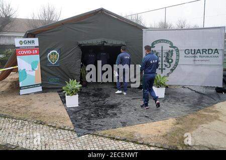 Lissabon, Portugal. Februar 2021, 13th. Mitglieder der Republikanischen Nationalgarde kommen am 13. Februar 2021 in Lissabon, Portugal, an, um den Impfstoff COVID-19 zu erhalten. Portugal begann am Samstag mit der Impfung der Sicherheitskräfte des Landes, wobei in den nächsten drei Wochen rund 20.000 Menschen geimpft werden sollen. Quelle: Pedro Fiuza/Xinhua/Alamy Live News Stockfoto