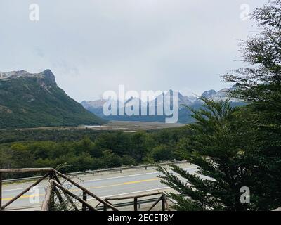 In der Nähe von Ushuaia ist ein Fluss namens Olivia, daneben ist ein schönes Tal. Stockfoto