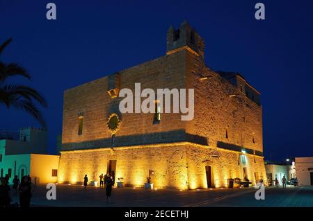 Das Heiligtum von San Vito blickt auf den gleichnamigen Platz im historischen Zentrum, das unbestrittene Symbol von San Vito Lo Capo, es ist sicherlich die Stockfoto