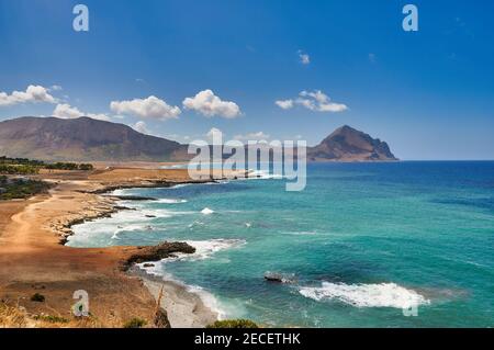 Macari Aussichtspunkt Blick auf den Golf von Monte Cofano und Cala Bue Marino. Trapani, Sizilien Stockfoto