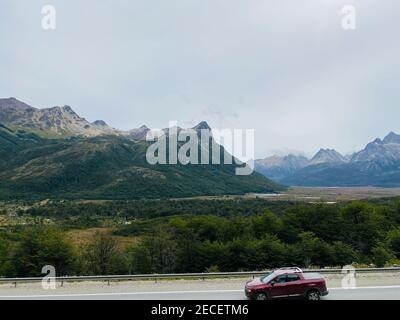 In der Nähe von Ushuaia ist ein Fluss namens Olivia, daneben ist ein schönes Tal. Stockfoto