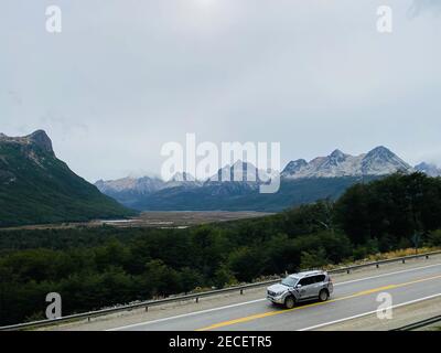 In der Nähe von Ushuaia ist ein Fluss namens Olivia, daneben ist ein schönes Tal. Stockfoto