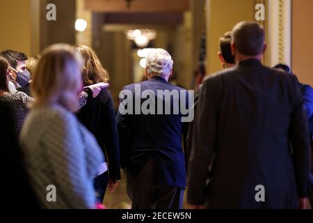 Washington, Vereinigte Staaten Von Amerika. Februar 2021, 13th. Der Minderheitsführer des US-Senats Mitch McConnell (Republikaner von Kentucky) trägt eine Schutzmaske, während er am Samstag, den 13. Februar 2021, durch das US-Kapitol in Washington, DC, USA, geht. Quelle: Ting Shen - Pool via CNP Quelle: dpa/Alamy Live News Stockfoto
