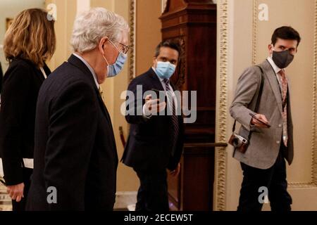 Washington, Vereinigte Staaten Von Amerika. Februar 2021, 13th. Der Minderheitsführer des US-Senats Mitch McConnell (Republikaner von Kentucky) trägt eine Schutzmaske, während er am Samstag, den 13. Februar 2021, durch das US-Kapitol in Washington, DC, USA, geht. Quelle: Ting Shen - Pool via CNP Quelle: dpa/Alamy Live News Stockfoto