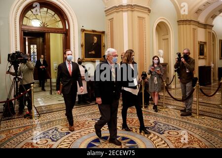 Washington, Vereinigte Staaten Von Amerika. Februar 2021, 13th. Der Minderheitsführer des US-Senats Mitch McConnell (Republikaner von Kentucky) trägt eine Schutzmaske, während er am Samstag, den 13. Februar 2021, durch das US-Kapitol in Washington, DC, USA, geht. Quelle: Ting Shen - Pool via CNP Quelle: dpa/Alamy Live News Stockfoto