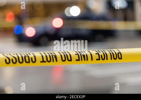 Polizei Schlange an einem Schießverbrecherort. Stockfoto