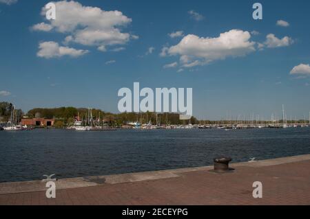 Rostock Hafen in Deutschland an einem sonnigen Tag Stockfoto