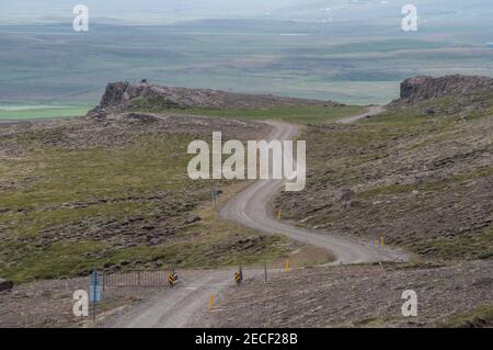 Schotterstraße bei Borgarvirki in Nordisland Stockfoto