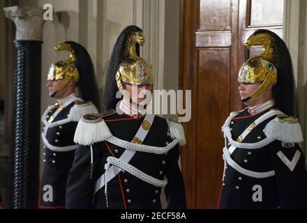 Rom, Italien 08/12/2016: Cuirassier Regiment Teil der Ehrengarde der italienischen Präsidentschaft, Stand Wache während des ersten Tages der Konsultationen von po Stockfoto