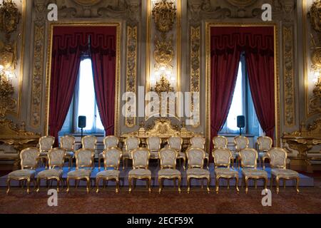 ROM, ITALIEN - SEPTEMBER 05 2014: Die Sitze für neue Minister stehen vor der Vereidigung im Quirinale-Palast in Rom bereit. ©Andrea Sabbad Stockfoto