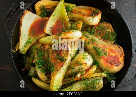 Angebratene Fenchel mit Knoblauch und Tomatensauce: In Scheiben geschnittene Fenchelknollen in einer Tomaten-Knoblauch-Sauce Stockfoto