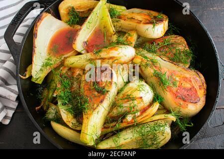 Angebratene Fenchel mit Knoblauch und Tomatensauce: In Scheiben geschnittene Fenchelknollen in einer Tomaten-Knoblauch-Sauce Stockfoto