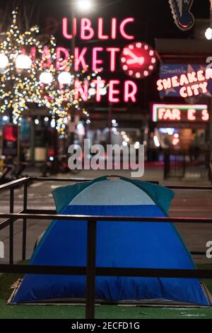 Seattle, USA. Februar 2021, 3th. Früh in der Nacht ein Zelt aufgestellt am berühmten Pike Place Markt, Seattle wurde mit einem wachsenden obdachlosen popul kämpfen Stockfoto