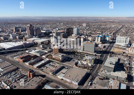 Albuquerque, New Mexico - 13. Dez 2010: Luftaufnahme von Gebäuden und Straßen in der Innenstadt. Stockfoto