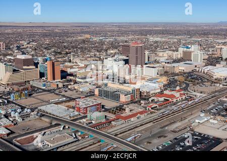 Albuquerque, New Mexico, USA - 13. Dez 2010: Luftaufnahme von Innenstadtgebäuden und Bahnhof. Stockfoto