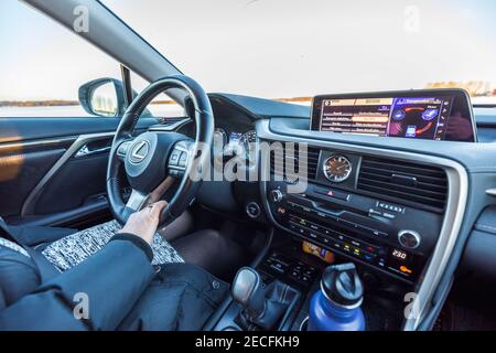 Nahaufnahme des weiblichen fahrenden Lexus Autos. Konzept der Fahrzeuginnenausstattung. Uppsala. Schweden. Stockfoto