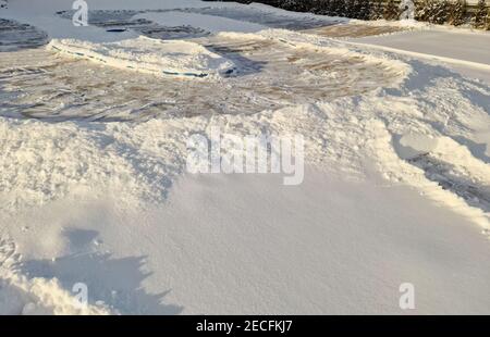 Schöne Aussicht auf verschneite Rennstrecke an sonnigen kalten Wintertag. Schweden. Stockfoto