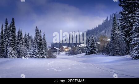 Weihnachtskarte Szene der Schneelandschaft im Skigebiet Sun Peaks in den Shuswap Highlands von British Columbia, Kanada Stockfoto