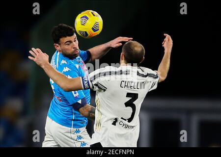 Der italienische Stürmer Andrea Petagna (L) von SSC Napoli fordert den Ball mit Juventus' italienischem Verteidiger Giorgio Chiellini während des Fußballspiels der Serie A zwischen SSC Napoli und Juventus FC im Diego Armando Maradona Stadium, Neapel, Italien, am 13. Februar 2021 Stockfoto