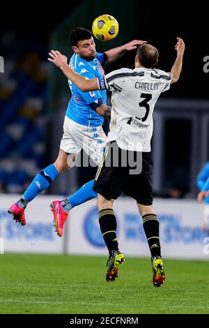 Der italienische Stürmer Andrea Petagna (L) von SSC Napoli fordert den Ball mit Juventus' italienischem Verteidiger Giorgio Chiellini während des Fußballspiels der Serie A zwischen SSC Napoli und Juventus FC im Diego Armando Maradona Stadium, Neapel, Italien, am 13. Februar 2021 Stockfoto