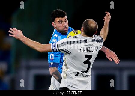 Der italienische Stürmer Andrea Petagna (L) von SSC Napoli fordert den Ball mit Juventus' italienischem Verteidiger Giorgio Chiellini während des Fußballspiels der Serie A zwischen SSC Napoli und Juventus FC im Diego Armando Maradona Stadium, Neapel, Italien, am 13. Februar 2021 Stockfoto