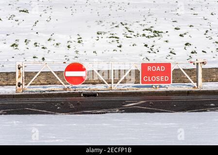 Tor war früher die Küstenstraße in Southend on Sea, Essex, Großbritannien, mit Schnee von Storm Darcy geschlossen. WESTERN Esplanade Verkehrskontrolltor. Stoppschild Stockfoto