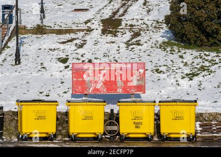 Abfalleimer in Southend on Sea, Essex, Großbritannien, mit Schnee von Storm Darcy und Cliffs Pavilion Events Board leer während COVID 19 Lockdown. Abgesagte Shows Stockfoto