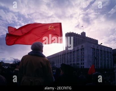 1993 russische Verfassungskrise. Pro-Sowjets demonstrieren vor dem russischen Weißen Haus, nachdem der russische Präsident Boris Jelzin das Parlament, den Obersten Sowjet, aufgelöst hatte. September 23 1993. Stockfoto