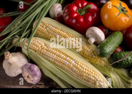 Dunkle launische Stillleben von frischem Gemüse auf einem Holztisch. Gesunde Bio-Lebensmittel aus der Region. Stockfoto