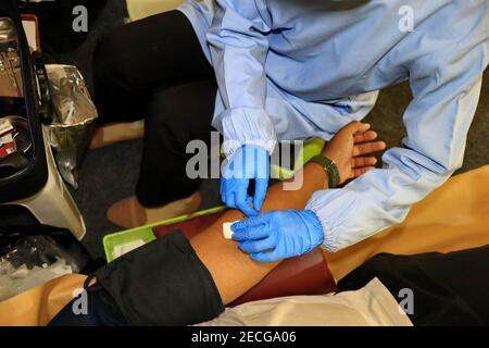 Menschen, deren Gesundheit von einem Arzt überprüft wird Stockfoto