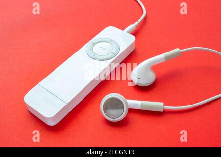 Calgary, Alberta, Kanada. Februar 13 2021. IPod Shuffle der ersten Generation. Ein digitaler Audioplayer, der von Apple entwickelt und früher vermarktet wurde. Der kleinste Mo Stockfoto