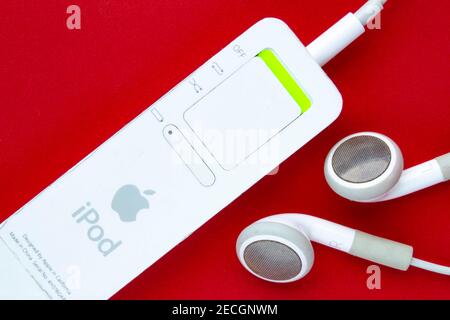 Calgary, Alberta, Kanada. Februar 13 2021. Die Rückseite eines iPod Shuffle. Ein digitaler Audioplayer, der von Apple entwickelt und früher vermarktet wurde. Stockfoto