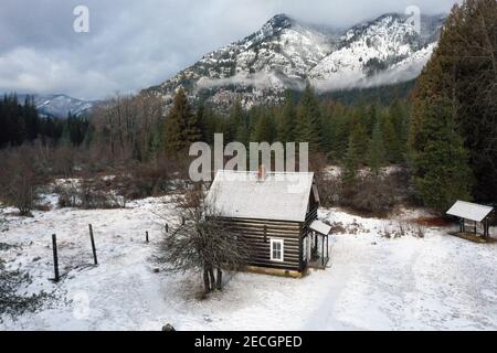 Luftaufnahme der Bull River Guard Station im Winter. Bull River Valley, nordwestlich von Montana. (Foto von Randy Beacham) Stockfoto