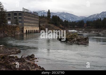 Thompson Falls Dam Powerhouse am unteren Clark Fork River, der 1913 erbaut wurde. Sanders County, im Nordwesten von Montana. (Foto von Randy Beacham) Stockfoto