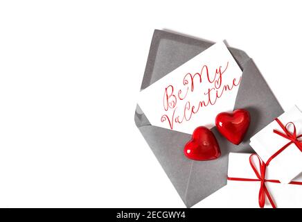 Rote Papierherzen und Geschenkbox. Valentinstag sei mein Valentinstag Stockfoto