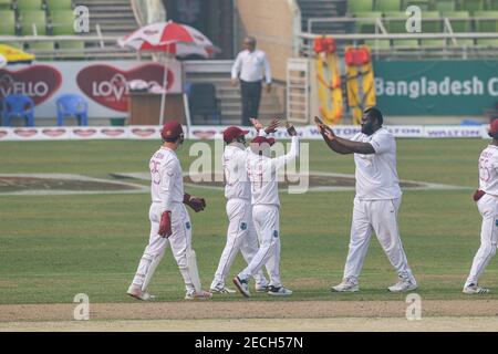 Dhaka, Bangladesch. Februar 2021, 13th. West Indies' Cricketspieler feiern die Entlassung von Mohammad Mithun (nicht abgebildet) aus Bangladesch am dritten Tag des zweiten Test Cricket Spiels zwischen West Indies und Bangladesch im Sher-e-Bangla National Cricket Stadium in Dhaka. Kredit: SOPA Images Limited/Alamy Live Nachrichten Stockfoto