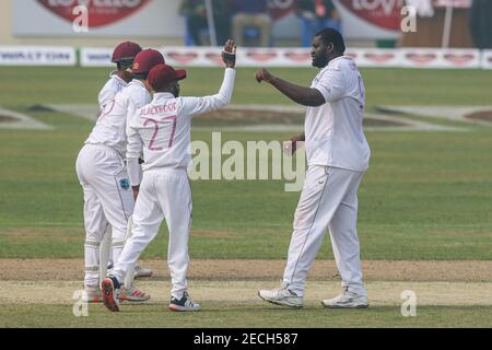 Dhaka, Bangladesch. Februar 2021, 13th. West Indies' Cricketspieler feiern die Entlassung von Mohammad Mithun (nicht abgebildet) aus Bangladesch am dritten Tag des zweiten Test Cricket Spiels zwischen West Indies und Bangladesch im Sher-e-Bangla National Cricket Stadium in Dhaka. Kredit: SOPA Images Limited/Alamy Live Nachrichten Stockfoto