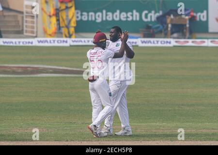 Dhaka, Bangladesch. Februar 2021, 13th. West Indies' Cricketspieler Rahkeem Cornwall (R) und Shayne Moseley (L) feiern die Entlassung des Bangladeschs Mohammad Mithun (nicht abgebildet) am dritten Tag des zweiten Test Cricket-Spiels zwischen West Indies und Bangladesch im Sher-e-Bangla National Cricket Stadium in Dhaka. Kredit: SOPA Images Limited/Alamy Live Nachrichten Stockfoto