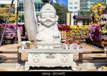 Seoul, Südkorea - 20. Oktober 2019 : Steinstatue von Buddha, der sich am jogyesa-Tempel, Seoul, Südkorea befindet Stockfoto