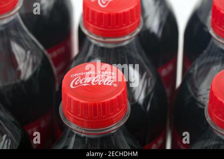 HUETTENBERB, DEUTSCHLAND 2020-12-17: Coca Cola Flaschen im Detail. Coca-Cola ist ein kohlensäurehaltiges Erfrischungsgetränk, das in Geschäften auf der ganzen Welt verkauft wird. Stockfoto