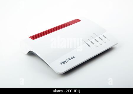 HUETTENBERG, DEUTSCHLAND- 2021-02-09 : FRITZ BOX 7590. FRITZ!Box, ist eine Serie von privaten Gateway-Geräten der deutschen Firma AVM GmbH. Stockfoto