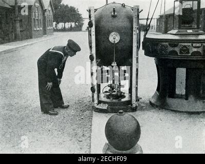 Dieses Foto aus dem Ersten Weltkrieg zeigt eine Mine aus einem gefangenen U-Boot, das zu einem Souvenir in Shotly Barracks in England wurde. Davor steht eine nicht explodierte Bombe, die von einem Zeppelin zu Beginn des Krieges abgeworfen wurde. Stockfoto