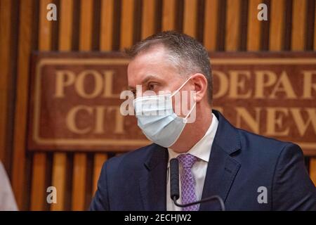 NEW YORK, NY - FEBRUAR 13: Der New Yorker Polizeikommissar Dermot F. Shea mit Maske spricht während einer Pressekonferenz am 13. Februar 2021 in New York City. Zwei obdachlose Menschen erstochen, zwei andere verletzt in separaten ZÜGEN in New York City während einer 14-stündigen Reise geglaubt, um von einem eineinigen Mann begangen werden. Kredit: Ron Adar/Alamy Live Nachrichten Stockfoto