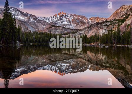 Sonnenaufgang am Moose Lake mit Angel's Barch im Hintergrund, beleuchtet von der aufgehenden Sonne. Stockfoto