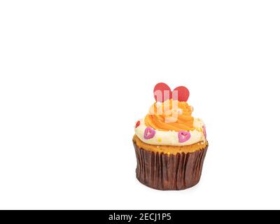 Schöne Cupcake, eine Nahaufnahme der hausgemachten Butter Sahne Kuchen Bäckerei mit roten Herz Form Topping isoliert auf weißem Hintergrund. Stockfoto