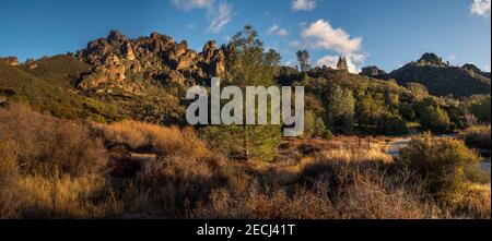 Viele beliebte Wanderwege auf der Westseite des Pinnacles National Park beginnen vom Parkplatz in dieser Gegend. Stockfoto