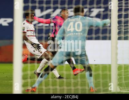 Paris, Frankreich. Februar 2021, 13th. Paris Saint-Germain Stürmer Kylian Mbappe (C) schießt während der Französisch Ligue 1 Fußballspiel zwischen Paris Saint-Germain (PSG) und Nizza (OGCN) im Parc des Princes Stadion in Paris, Frankreich, 13. Februar 2021. Kredit: Gao Jing/Xinhua/Alamy Live Nachrichten Stockfoto